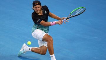 El tenista franc&eacute;s Lucas Pouille devuelve una bola ante el serbio Novak Djokovic, en el Open de Australia en Melbourne.