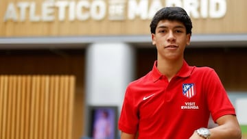 Ian Jonatan Mencia firma su contrato con el Atlético.