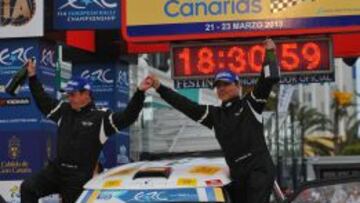 RALLY CANARIAS. Luis Monz&oacute;n y su copiloto celebran el triunfo.
 