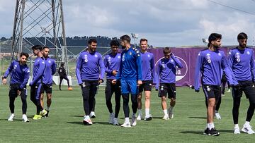 Los jugadores del Real Valladolid titulares ayer, más Anuar e Iván Sánchez, con trabajo de recuperación antes del duelo ante el Girona.