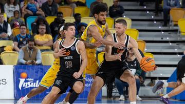 El alero del Trieste Jarrod Uthoff (d) en acción durante el partido de la primera jornada de la segunda fase de la Liga de Campeones de Baloncesto que disputan el Dreamland Gran Canaria y el Pallacanestro Trieste italiano en el Gran Canaria Arena.