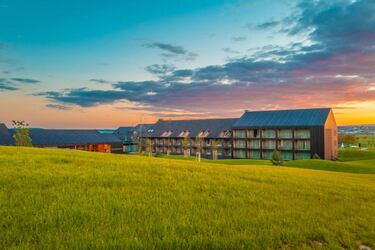 Se encuentra entre la Selva Negra, Suiza y el lago de Constanza . Ubicado en el suave paisaje montañoso de Baars. 


 