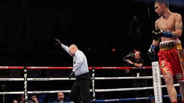 Jon Fernández mira a Juan Reyes tras noquearlo en su combate en el Casino de Verona, Estados Unidos.