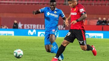 GRAF9799. PALMA DE MALLORCA, 01/03/2020.- El delantero colombiano del Mallorca Cucho Hernández (d) lucha con el togolés Djené Dakonam, del Getafe, durante el partido de la 26ª jornada de LaLiga que se disputa hoy domingo en el es