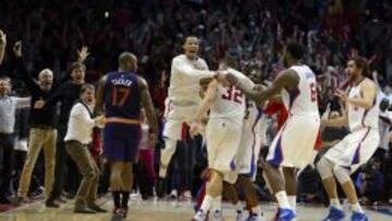 Blake Griffin (32) celebra con sus compañeros la victoria.