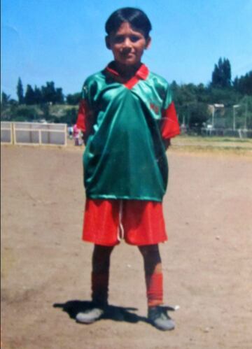 Impulsado por su madre, tuvo un precoz inicio en el fútbol, hasta llegar a ser uno de los mejores del mundo en su posición.