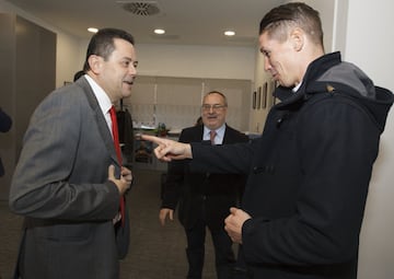 Torres charla con Tomás Roncero a su llegada. 