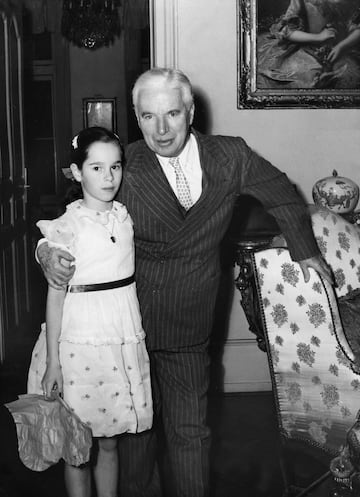 El gran Charlie Chaplin junto a su hija, una jovencísima  Geraldine Chaplin en una imagen de 1955.