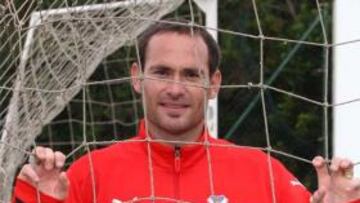 <b>REDES. </b>Nino se agarra a una portería, que siempre es su objetivo.