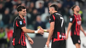 Soccer Football - Serie A - Juventus v AC Milan - Allianz Stadium, Turin, Italy - October 5, 2025 AC Milan's Christian Pulisic and Santiago Gimenez REUTERS/Daniele Mascolo