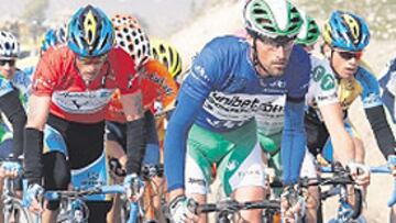 <b>RELEVO EN CASA. </b>Carlos sucede a Fito en el liderato de la carrera.