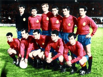 Llegó a ser 13 veces internacional formando parte de la Selección Española que se proclamó campeona de Europa en 1964.