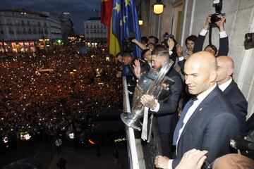 Su primer gran t¨ªtulo lleg¨® el 28 de mayo de 2016 tras ganar en Mil¨¢n al Atl¨¦tico de Madrid la und¨¦cima Champions. En la foto, Zidane en el balc¨®n de la sede de la Comunidad de Madrid durante los actos festivos.