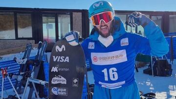 El rider español Lucas Eguibar celebra su clasificación para la final de la Copa del Mundo de Snowboard en Secret Garden, China.