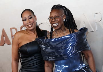 Whoopi Goldberg y Alex Martin Dean posa en la alfombra roja del Dolby Theatre.