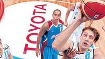 <b>REBOTE. </b>Marconato se hace fuerte alrededor de los aros, y tras un rebote logra una canasta fácil.