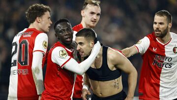 Rotterdam (Netherlands), 29/02/2024.- Ondrej Lingr of Feyenoord (C) celebrates scoring the 2-1 goal with his teammates during the KNVB Cup semi-final match between Feyenoord and FC Groningen, in Rotterdam, the Netherlands, 29 February 2024. (Países Bajos; Holanda) EFE/EPA/MAURICE VAN STEEN