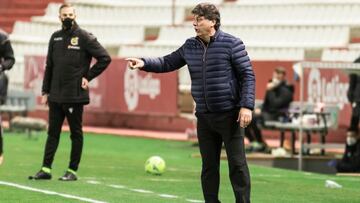 Alejandro Menéndez da órdenes durante un partido del Albacete.