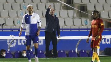 Juan Ignacio Martínez da instrucciones a sus jugadores durante el partido.