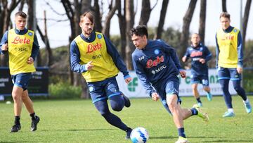 Hirving Lozano durante los entrenamientos con el Napolo