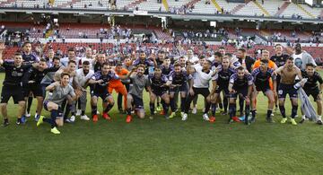 Los jugadores del Real Valladolid celebran en Vallecas la permanencia en Primera.