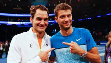 Roger Federer y Grigor Dimitrov después de un partido.