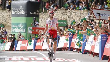 Jes&uacute;s Herrada celebra su victoria en Ares del Maestrat, la primera que conquista en la Vuelta y en una grande.
