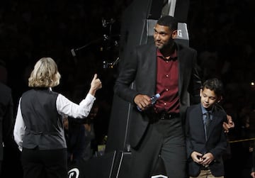 Emocionante fiesta de retirada del mítico '21' de Tim Duncan en San Antonio. Nadie más llevará el número del mejor jugador de la historia de los Spurs y una leyenda inigualable de la NBA.