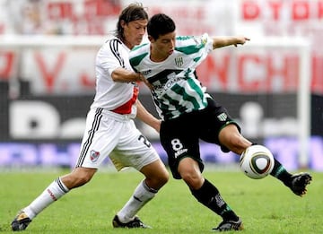 El actual entrenador de las Chivas descendió con el River Plate en el 2011 como jugador. Después logró el ascenso con el equipo, pero como técnico.