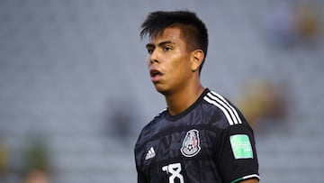 El atacante mexicano cobr&oacute; el primer tiro penal en la tanda frente a Holanda, quiso picarla pero el arquero rival adivin&oacute; y todo se vivi&oacute; con tensi&oacute;n.