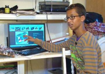 Ahmed Mohamed de 14 años, conocido por llevar un reloj a clase (diseñado por él) y ser confundido con una bomba por los profesores. Acabó esposado y abrió un debate nacional en Estados Unidos sobre la discriminación racial. Fue invitado por Obama a la Casa Blanca. Aceptó una beca para una prestigiosa escuela en Qatar. 