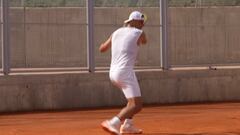 El tenista español Rafa Nadal entrena sobre una de las pistas de arcilla de la Rafa Nadal Academy.