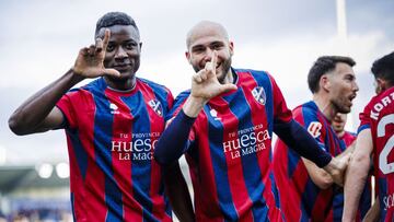 Soko y Blasco celebran uno de los dos goles del camerunés.