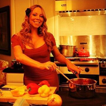 La cantante Mariah Carey deseo un feliz día de Acción de Gracias a sus seguidores compartiendo esta imagen antigua y comentando que se sentía un poco enferma pero que estaba agradecida por celebrar la fiesta con sus familiares y amigos.
