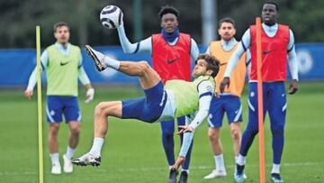 Marcos Alonso hace una chilena en el entrenamiento de ayer del Chelsea.