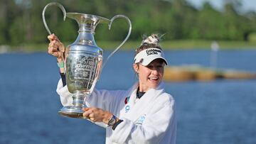 THE WOODLANDS, TEXAS - APRIL 21: Nelly Korda of the United States celebrates with the trophy after winning The Chevron Championship at The Club at Carlton Woods on April 21, 2024 in The Woodlands, Texas.   Andy Lyons/Getty Images/AFP (Photo by ANDY LYONS / GETTY IMAGES NORTH AMERICA / Getty Images via AFP)