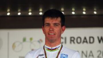 El asutraliano Damien Howson en el podio tras ganar la crono.
