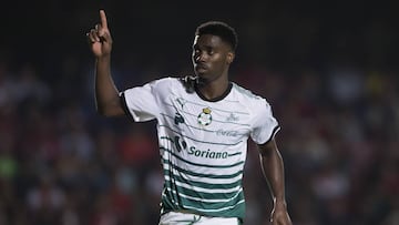 Djaniny Tavarez, l&iacute;der de goleo, festeja un gol ante Veracruz en la jornada 4 del Clausura 2018