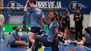 La jugadora de la Selección española femenina de balonmano, Danila So Gonzáez, junto a su equipo durante un entrenamiento.