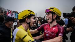 Las ciclistas Demi Vollering y Lotte Kopecky celebran la victoria de Vollering en la cima del Tourmalet en la séptima etapa del Tour de Francia.