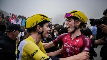 Las ciclistas Demi Vollering y Lotte Kopecky celebran la victoria de Vollering en la cima del Tourmalet en la séptima etapa del Tour de Francia.