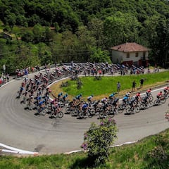 El pelotón del Giro da colorido a las carreteras italianas