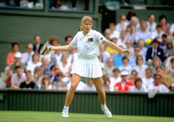 Dominó el tenis con puño de hierro en los años 80 y 90. Posee el récord de más semanas como la número uno del mundo, con 377. En 1988, se convirtió en la primera ,y hasta ahora única mujer, en ganar los cuatro torneos de Grand Slam en un mismo año. En el amplio historial de triunfos de la alemana destacan sus 22 títulos de Grand Slam, incluidos 7 Wimbledon, 107 torneos de WTA y un oro olímpico, conseguido en Seúl 1988.