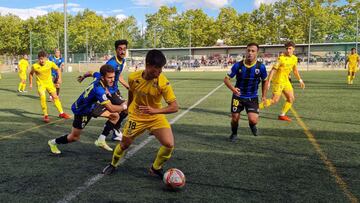 Roberto Porcel (18) trata de jugar el balón rodeado de varios adversarios durante el encuentro que enfrentó a la AD Alcorcón B y a la AD Parla en el campo Anexo de Santo Domingo, correspondiente a la Jornada 3 en el Grupo 7 de Tercera