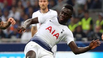 Dávinson Sánchez durante el partido entre Inter de Milán y Tottenham por la primera fecha de la fase de grupos de la Champions League