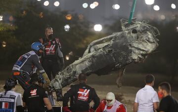 El monoplaza del piloto franc¨¦s se ha incendiado tras un fuerte impacto en la curva tres del Gran Premio de Bahr¨¦in. Romain Grosjean sali¨® por su propio pie del monoplaza. El accidente lleg¨® tras un cambio de direcci¨®n del piloto de Haas, en el que se ha tocado con el Alpha Tauri de Kvyat.