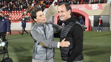 Rubi, entrenador del Almería, y Etxebarría, entrenador del Mirandés, en el partido entre ambos equipos.