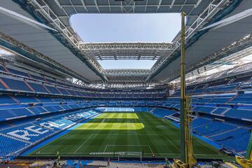 Llega el verano y con ello el parón de las competiciones y las obras de remodelación del Estadio Santiago Bernabéu avanzan a pasos agigantados. 