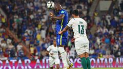 Chelsea's forward Romelu Lukaku heads the ball past Palmeiras' defender Luan (R) during the 2021 FIFA Club World Cup final football match between Brazil's Palmeiras and England's Chelsea at Mohammed Bin Zayed stadium in Abu Dhabi, on February 12, 2022. (Photo by Giuseppe CACACE / AFP)