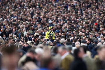 El jinete Nico de Boinville celebra la victoria en el Sky Bet Supreme Novices' Hurdle en Cheltenham, Inglaterra. 